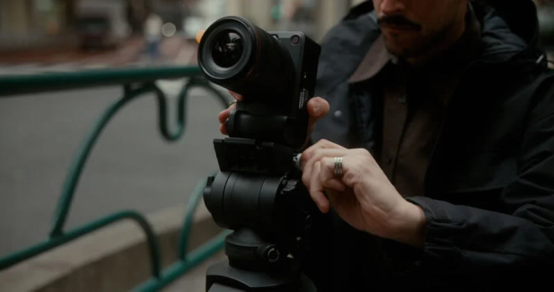 Canon EOS R6 V — новая полнокадровая беззеркальная камера для видеографов с активным охлаждением. Canon EOS R6 V — новая полнокадровая беззеркальная камера для видеографов с активным охлаждением.