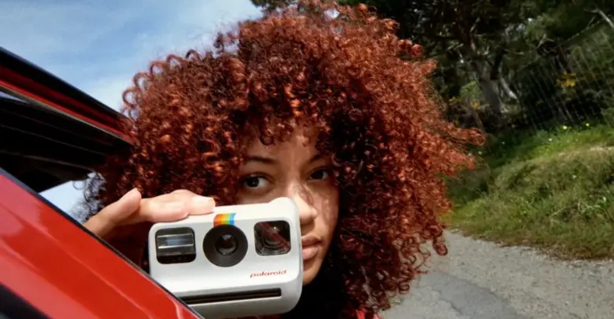 Крошечная мгновенная камера Polaroid Go с пленкой для создания винтажных фотографий.