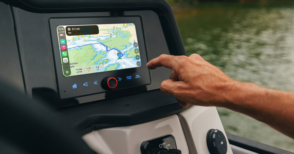 Интерфейс Apple CarPlay на понтонной лодке с навигационными функциями.