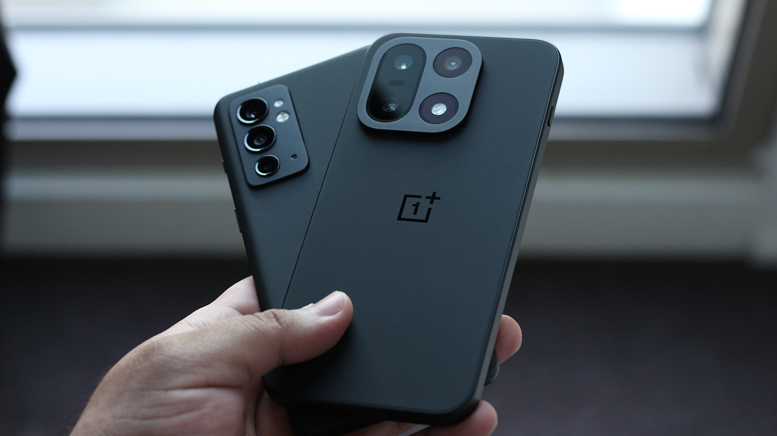 Смартфон OnePlus 15 на фоне современных технологий.