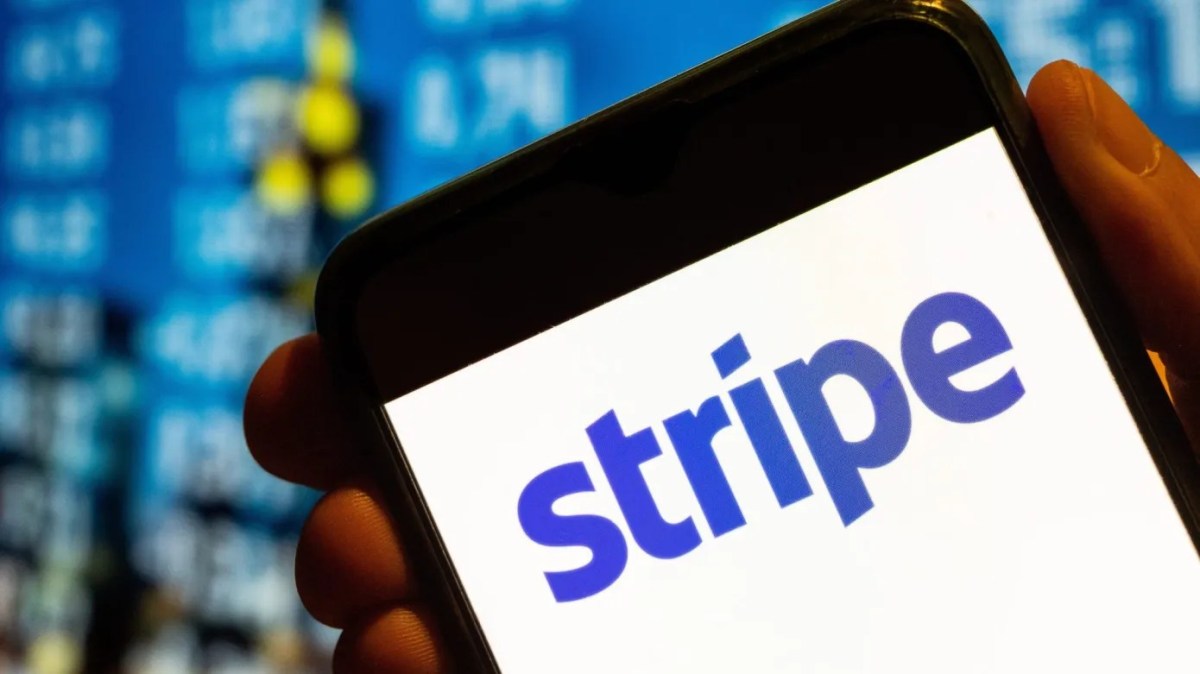 Логотип Stripe на фоне технологий искусственного интеллекта. Логотип Stripe на фоне технологий искусственного интеллекта.
